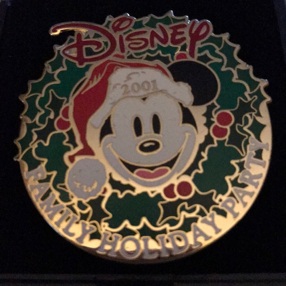 DISNEY MICKEY HOLIDAY PARTY 2001 PIN
